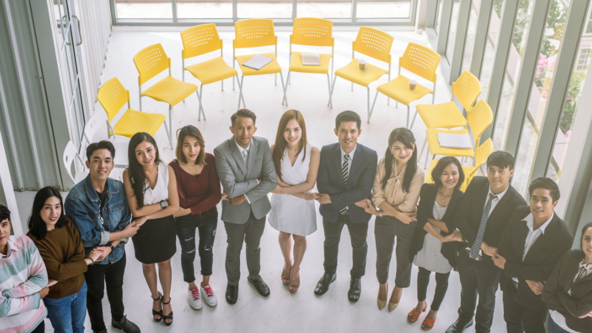 Một người đang suy nghĩ về thói quen cá cược có trách nhiệm